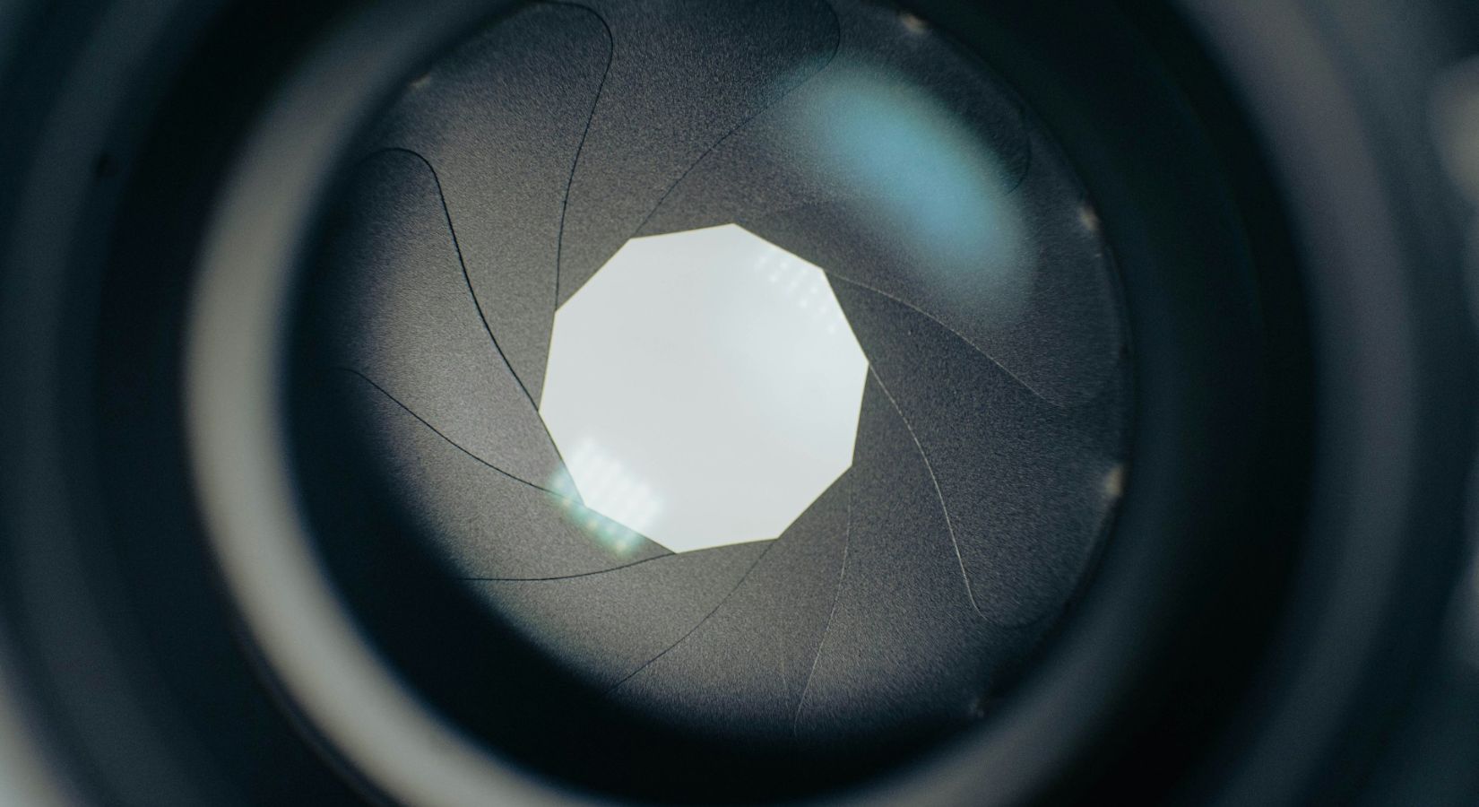 カメラのf値とは?ボケ味を操る絞りの知識と撮影シーン別のおすすめ設定