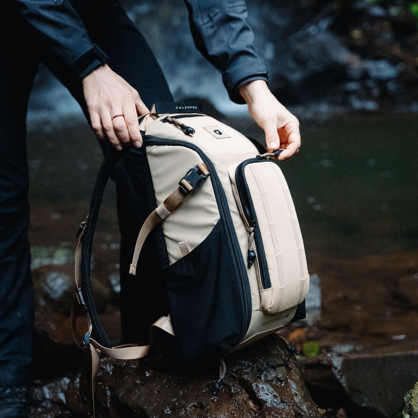 PolarPro RoadRunner 8L バックパック - Desert