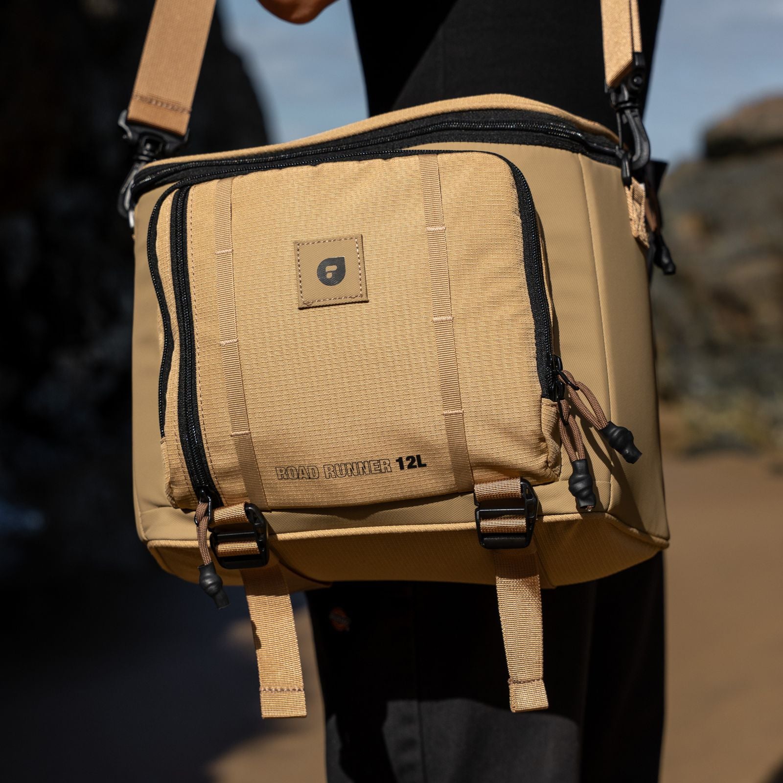 PolarPro RoadRunner 12L ショルダーバッグ - Desert