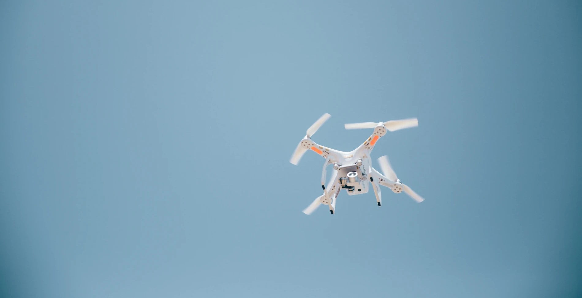 DJI Phantom 4 ドローンが飛行している